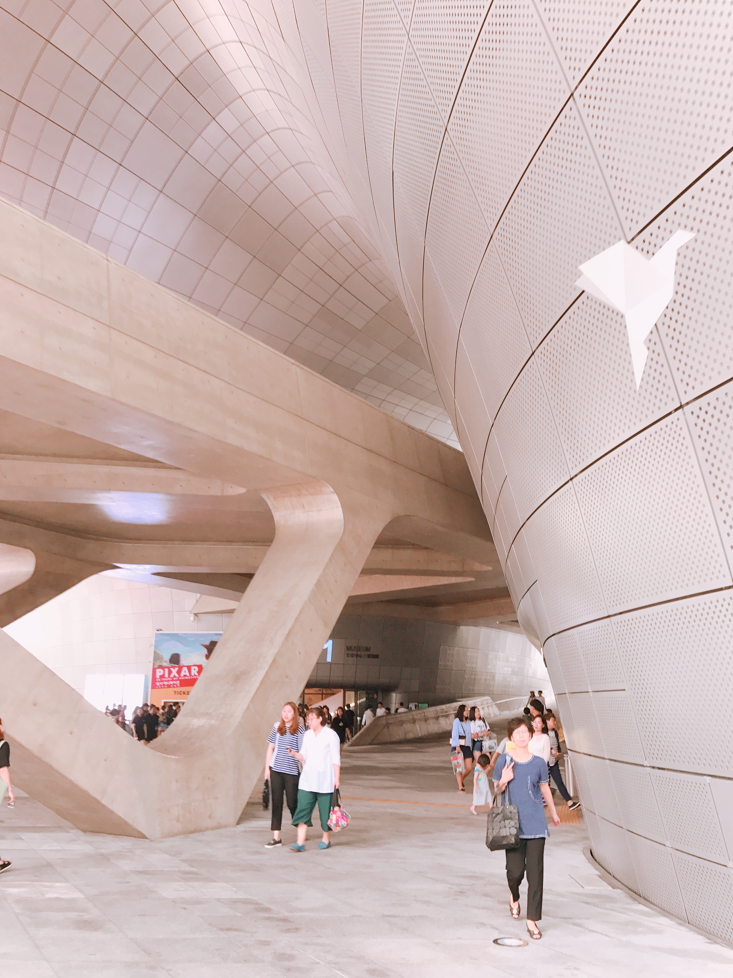 Dongdaemun Design Plaza (DDP): stylish exhibition & shopping space
