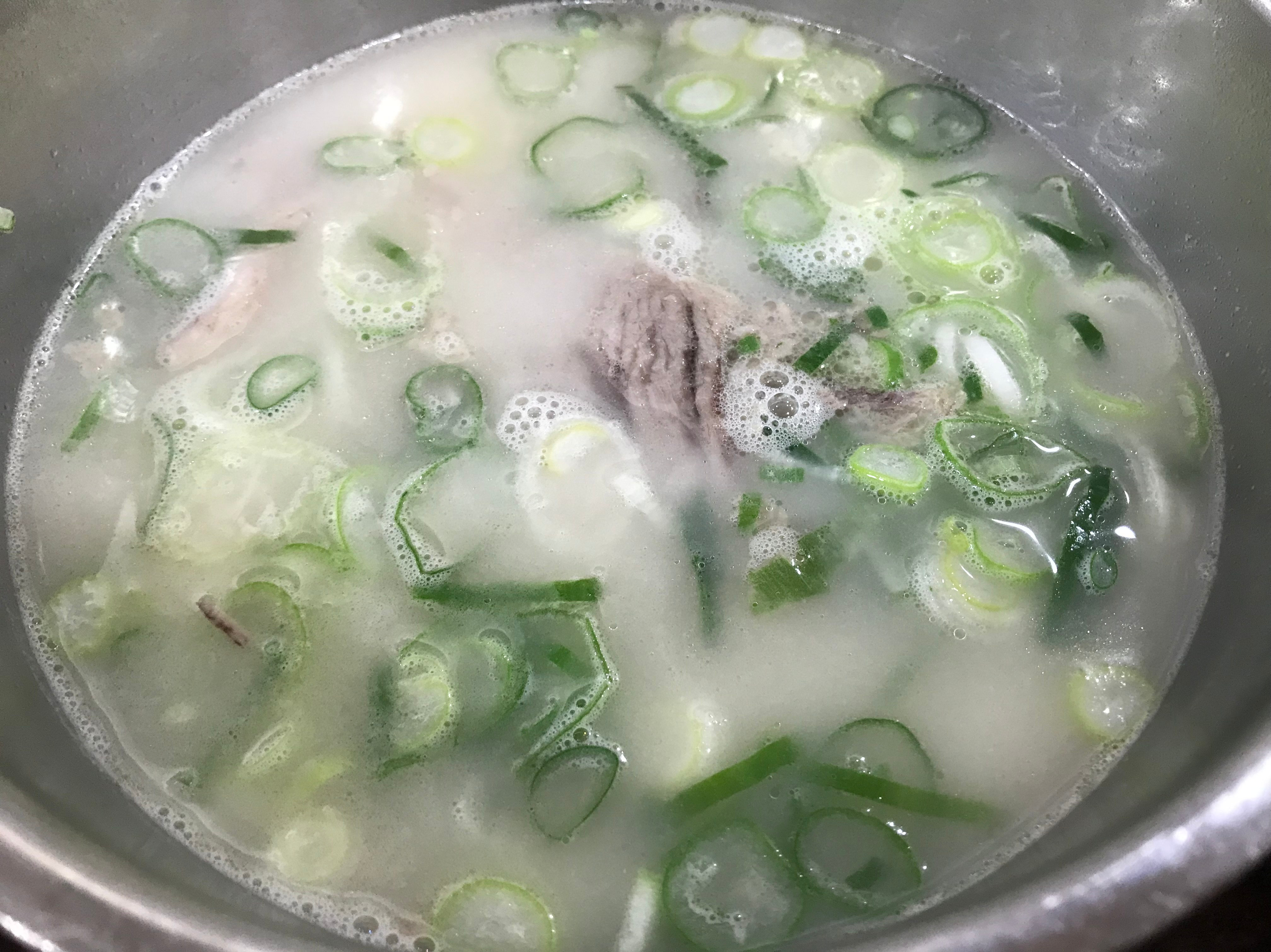 [REOPENED] Sinseon Seolleongtang: delicious ox bone soup in Myeongdong