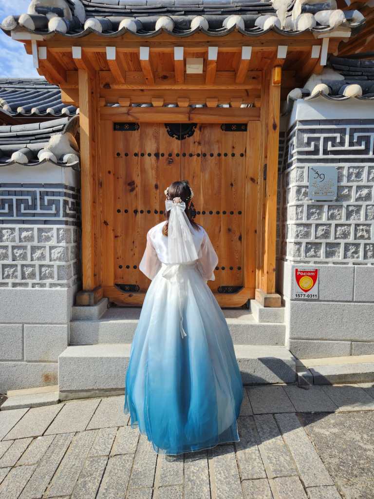 bukchon hanok village hanbok rental