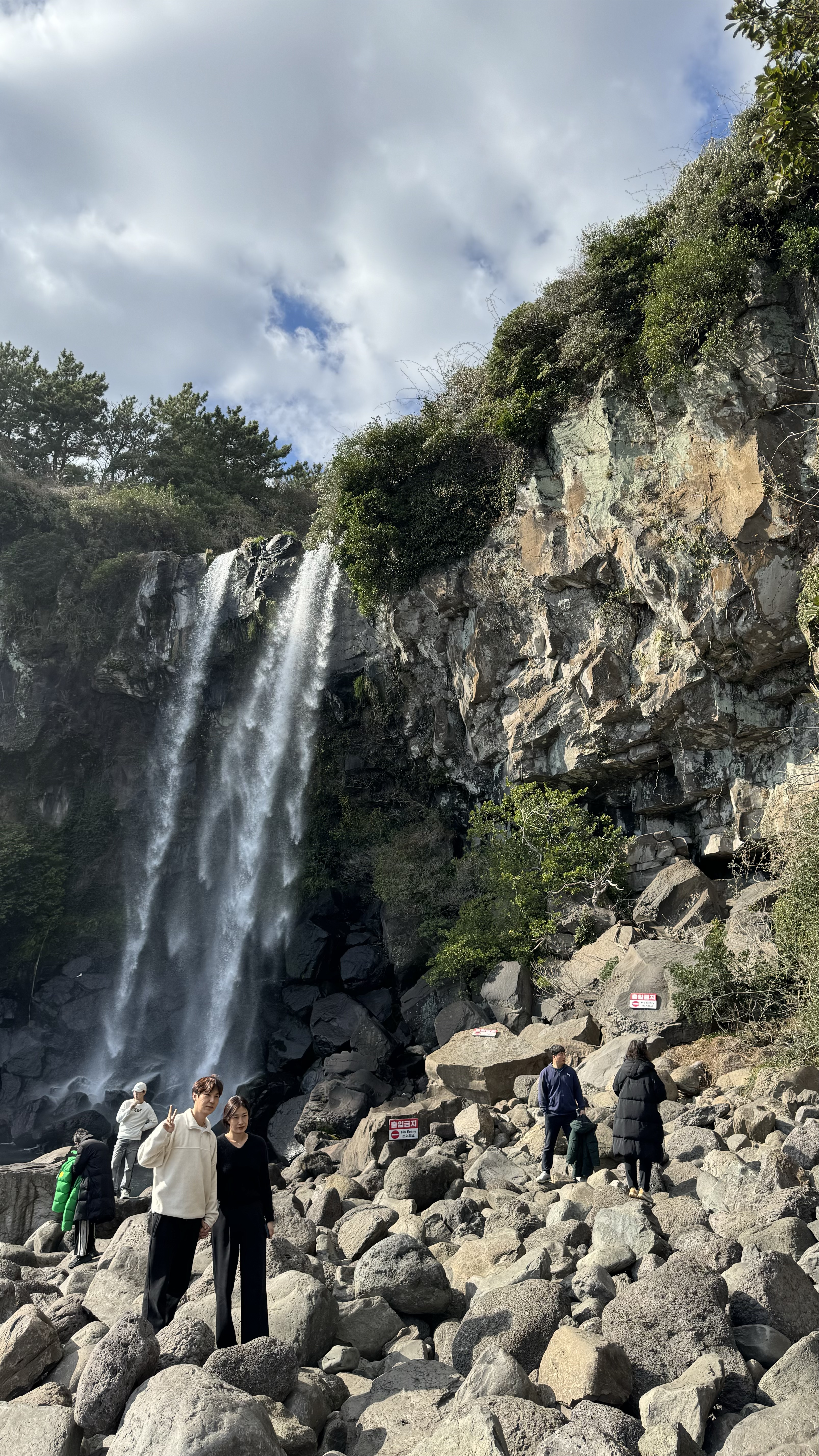 Jeongbang Waterfall & Seobok Exhibition Hall